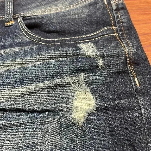 Forever 21 short distressed Jean shorts, size 31 - Picture 3 of 5